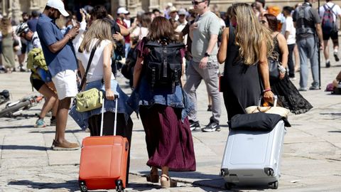 Con la maleta por el Obradoiro: Aunque hab�a pesimismo entre los hoteleros de Santiago, julio dej� una ocupaci�n del 80 %, muy por encima del 72 % del a�o pasado. Como curiosidad, las primeras semanas del mes fueron mejores que las �ltimas, pese a ser plenas Festas do Ap�stolo