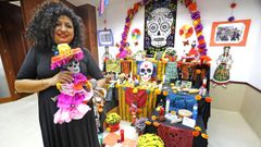 Julia Acevedo, en el altar que Mexicanos en Galicia hizo en Vigo y que se puede visitar