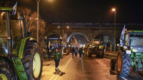 La tractorada se traslada del centro de Ourense a la entrada a la ciudad por la N-120