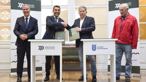 Luis L�pez y Fern�ndez Lores, tras la firma del convenio, un acto al que asistieron el vicepresidente provincial, Rafa Dom�nguez y el concejal C�sar Mosquera