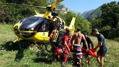 El helic�ptero de Emergencias evac�a a un joven tras una hidrocuci�n en el r�o Dobra, en Amieva