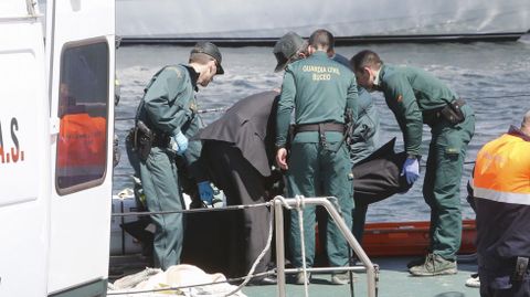 Llegada al puerto de Combarro del cuerpo del tripulante que estaba desaparecido. 