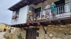 Alfonso Quiroga y Teresa Rodrguez, en el balcn de su casa. En el lateral, el solar que ocupaba la casa que se vino abajo.