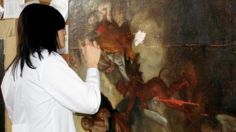 Laura Aylagas es especialista en restaurar pinturas