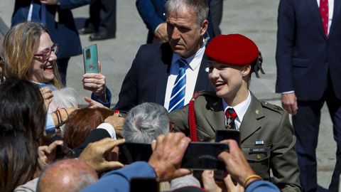 La princesa de Asturias Leonor saluda al público después de recibir sendos homenajes por parte de las principales instituciones aragonesas y de la ciudad de Zaragoza