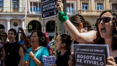 M�s de 300 personas se concentraron ayer en Logro�o en duelo por la mujer de 34 a�os asesinada por su marido en su domicilio de la capital riojana.