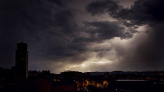 Rel�mpago durante otra tormenta sobre Ferrol, en foto de archivo.
