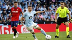 Iago Aspas, conduciendo el bal�n junto a Kike Barja (izquierda) y al �rbitro.