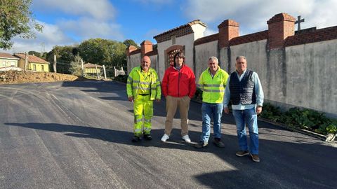 El Ayuntamiento mejora con 12.000 euros el acceso al cementerio de Lieres ante el D�a de Todos los Santos.