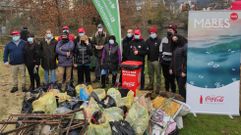 Los voluntarios, con la basura recogida en el Sil en O Barco