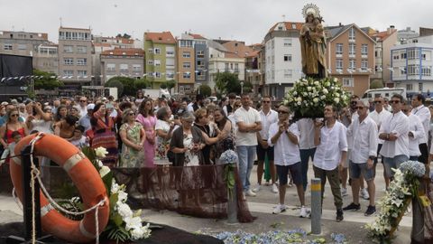 <span lang= gl >Un instante da emotiva procesión de Corme</span>