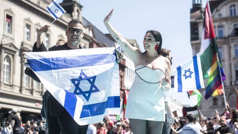Yuval Raphael, de Israel, llega a la alfombra turquesa antes del inicio del 69.º Festival de Eurovisión celebrado en el Rathaus.