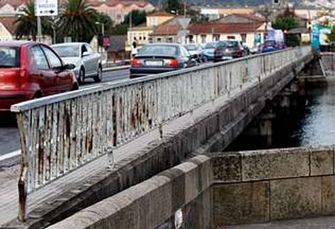La Xunta plantea eliminar la acera derecha del puente y centrar el tr�nsito peatonal por el de piedra.