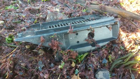 Basura arrastrada por la marea a la playa de San Lorenzo de Gij�n.Un trozo de pl�stico de alg�n aparato
