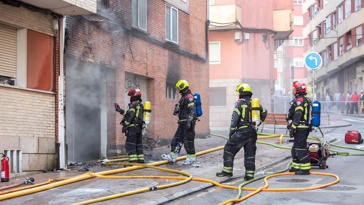 Evacuado un edificio tras un incendio en un garaje de Mestre Soutullo, en Pontevedra