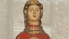 Est� situada na esquina dereita do cruceiro co altar maior.