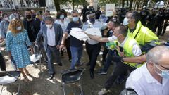 FIESTAS DE LA PEREGRINA 2021. TRABAJADORES DE ENCE INTENTAN REVENTAR EL PREG�N Y EL ALCALDE FERNANDEZ LORES, LA PRESIDENTA DE LA DIPUTACI�N CARMELA SILVAL Y LA CORPORACI�N MUNICIPAL TIENEN QUE SALIR ESCOLTADOS POR LOS ANTIDISTURBIOS