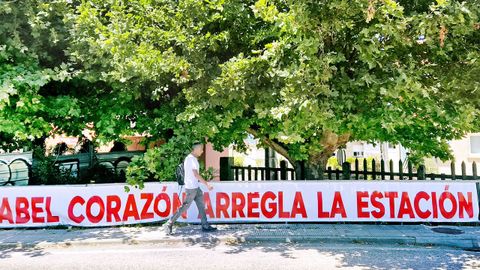 Pancarta colocoda en Canido para reclamar la recuperaci�n de la estaci�n del tranv�a, cerrada desde 1968