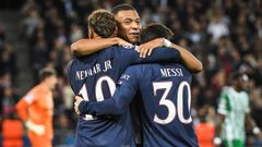 Kylian Mbapp, Neymar y Leo Messi.Kylian Mbapp abraza a Neymar y a Leo Messi en un partido con el PSG
