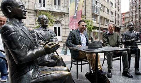 A estatua de Alexandre Bveda pareca aplaudir onte en Pontevedra o encontro do seu neto Valentn e o fillo de Filgueira Valverde. 