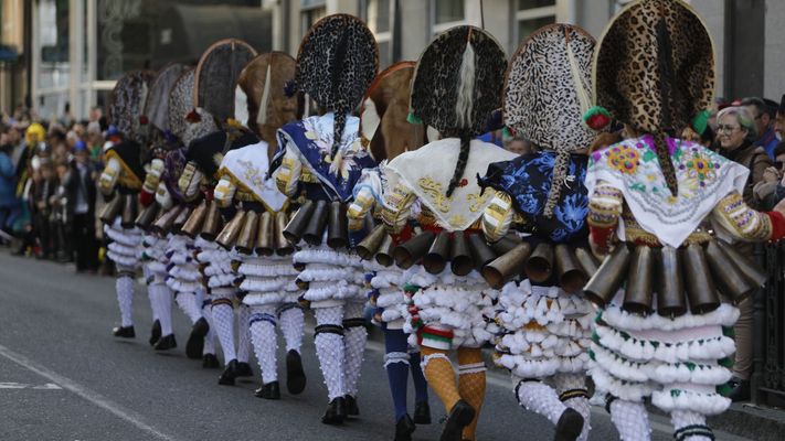 Domingo de entroido en Ver&iacute;n. Desfile con mucha participaci&oacute;n y p&uacute;blico.
