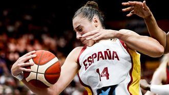 Raquel Carrera, con el bal�n durante un lance del partido entre Espa�a y Alemania.