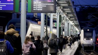 Viajeros en la estaci�n provisional de A Coru�a, durante la huelga.