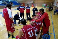 Alberto G�mez da instrucciones a sus jugadores en un tiempo muerto en Chantada. 
