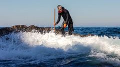 Pitu, un joven percebeiro que faena en el islote de Agoeiro en las islas Ces.