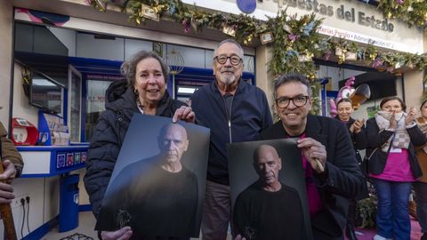 El gerente de la administraci�n de loter�a El Perolo, Miguel �ngel Zapata (derecha), la hermana de Clive Arrindell, Alison Stevenson (izquierda) y su mejor amigo Jhon Yapp (centro), durante el homenaje que le han rendido este lunes al �calvo de la loter�a�.