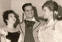 In�s, primera por la izquierda