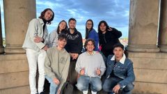 Alba Fern�ndez, de sudadera azul, con sus amigos en Polonia