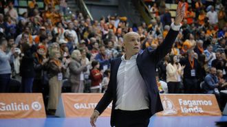 Carles Marco dando indicaciones a sus jugadores durante el derbi ante el Obradoiro