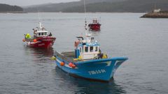 Tres barcos de la flota de Laxe esperando para atracar en el puerto de Camarias