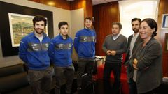 Cifuentes, en el medio de los jugadores, durante la recepci�n en el Concello de Pontevedra