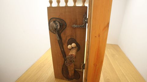 A madeira é o soporte natural do que parten as súas obras