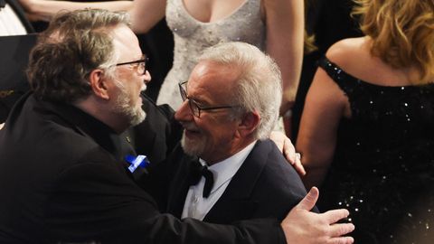 Steven Spielberg saluda a Guillermo del toro en la gala de los scars. Los Fabelman (7 nominaciones) se fue de vaco
