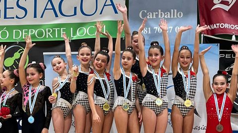 El equipo del R�tmica Carballo alev�n promoci�n que se llev� el oro