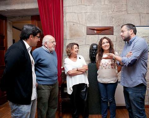 Profesores de la USC y arque�logos, con la edila de Cultura. 