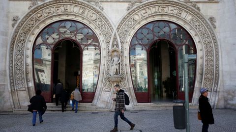 La estatua en su ubicacin en Lisboa antes del destrozo