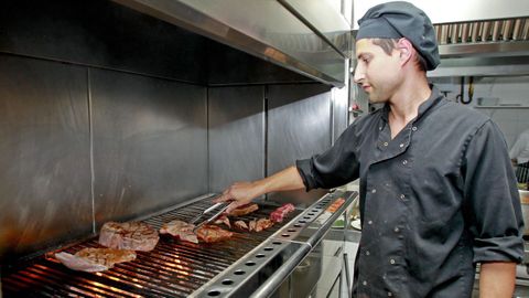 La parrilla de A Taberna da Feira con unas buenas piezas encima.