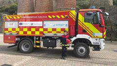 Teresa Aguirre, ante el cami�n de emergencias