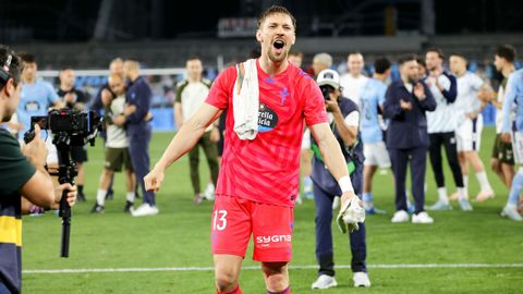El portero del Celta Ionut Andrei Radu, tras el triunfo ante el Sevilla y la clasificaci�n para la Europa League.
