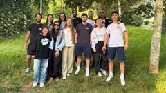 Los j�venes que integran la comisi�n de fiestas de Fonti�as. Algunos de ellos llevan la camiseta con el 15.707, el c�digo postal del barrio compostelano