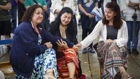 Mauricia Caneda y Rosa González Caneda, sobrina y sobrina nieta de Ignacio Francisco, respectivamente, se dan la mano durante el homenaje.
