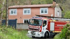 Los bomberos intervinieron en el incendio (la casa que sale en la imagen no fue la afectada).