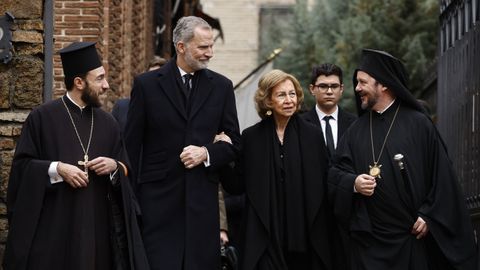 El rey Felipe VI y la reina em�rita Sof�a, a la salida de la catedral ortodoxa griega de San Andr�s y San Demetrio de Madrid.
