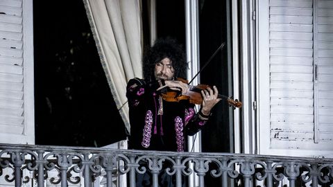 El violinista libans Ara Malikian en un acto desde uno de los balcones del Palacio Real de Madrid por la celebracin del dcimo aniversario de la proclamacin de Felipe VI