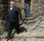 A Adolfo Besada le encanta callejear por rincones del conjunto hist�rico tudense. 