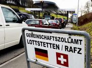 Varios veh�culos hac�an cola ayer en la frontera de Suiza con Lottstetten (Alemania).